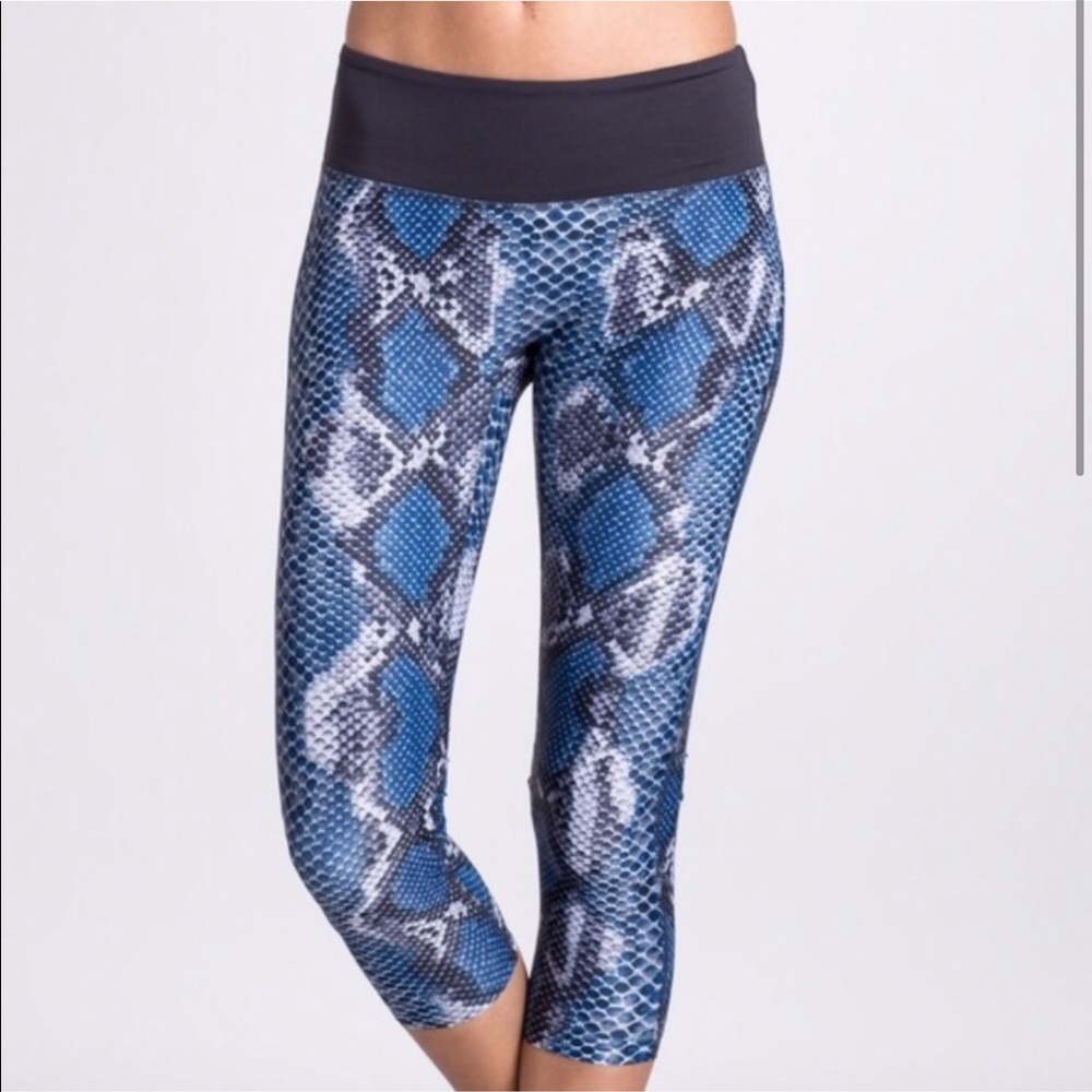 PRISMSPORT Snakeskin-Print Trim Capri Leggings